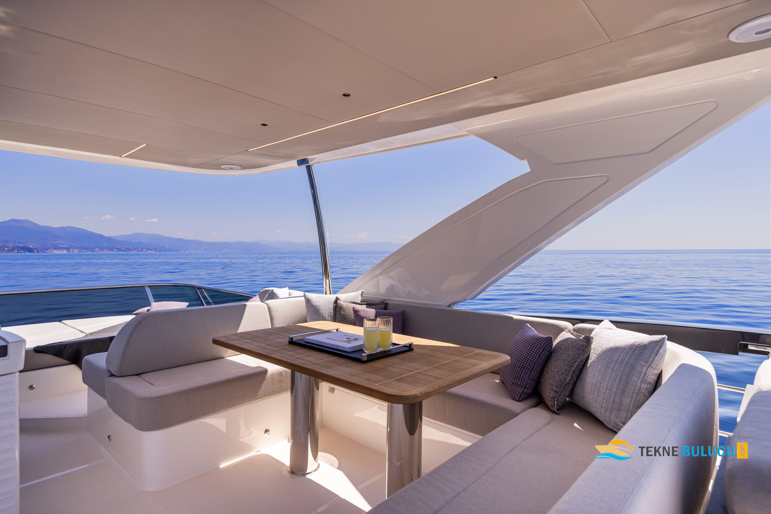 Absolute 56 Fly 2015 iç mekan 1