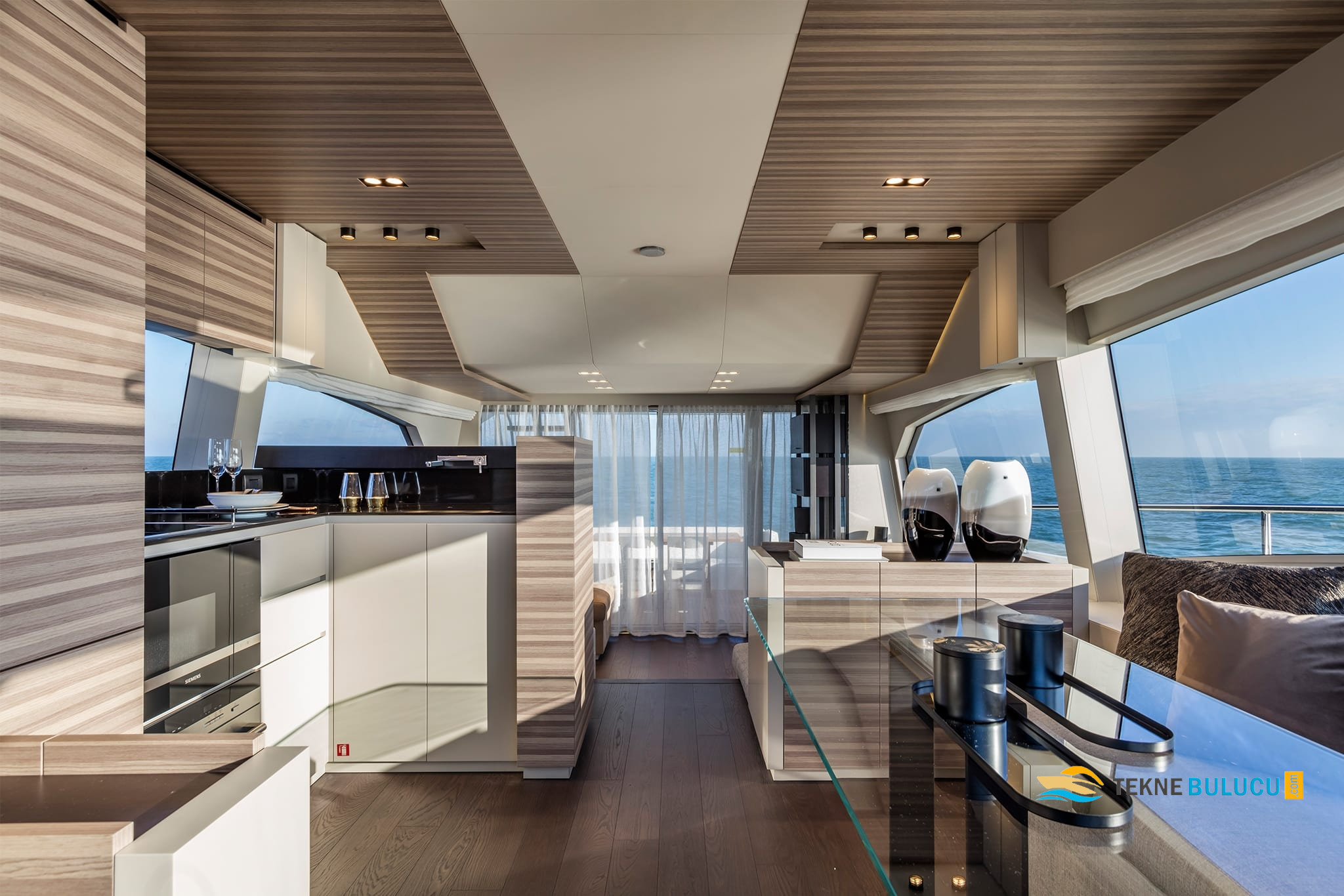 Ferretti 670 2023 iç mekan 2