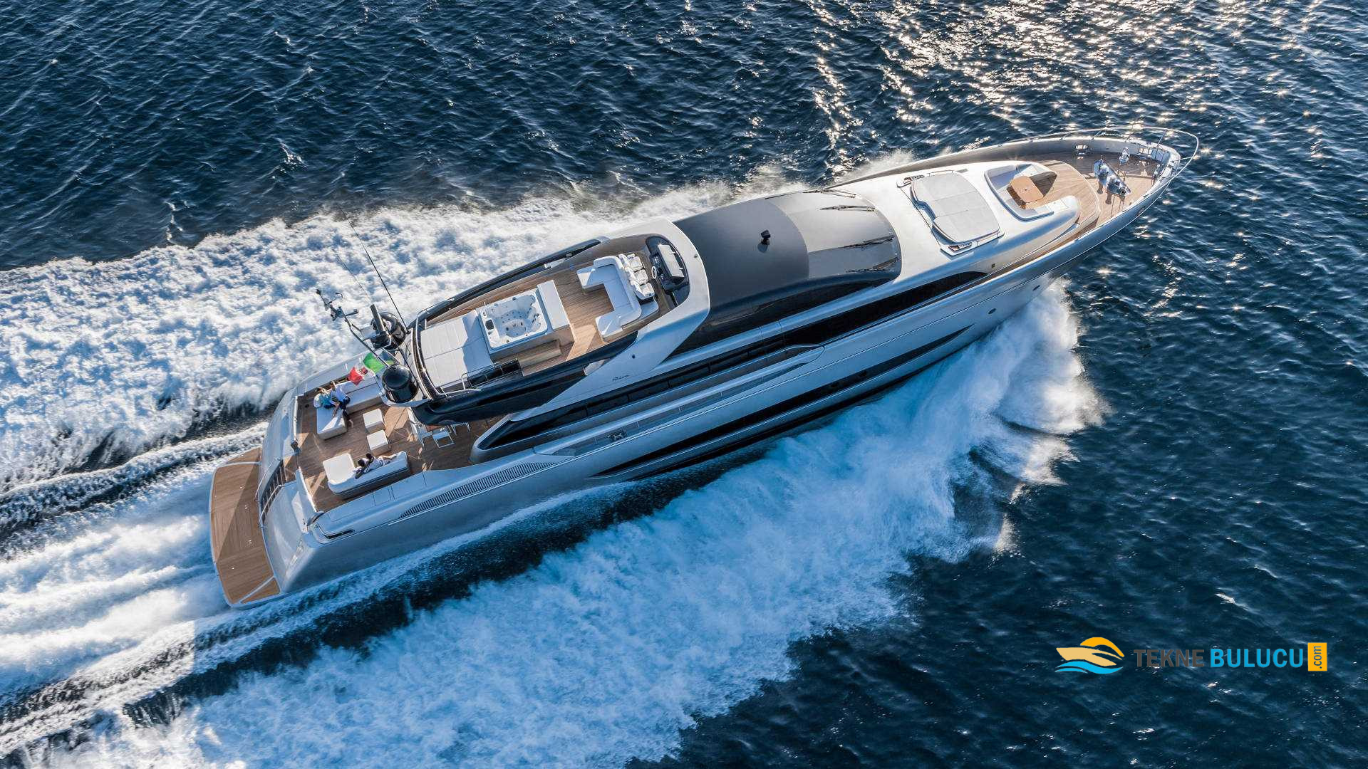 Riva Mythos 122 2014 iç mekan 2