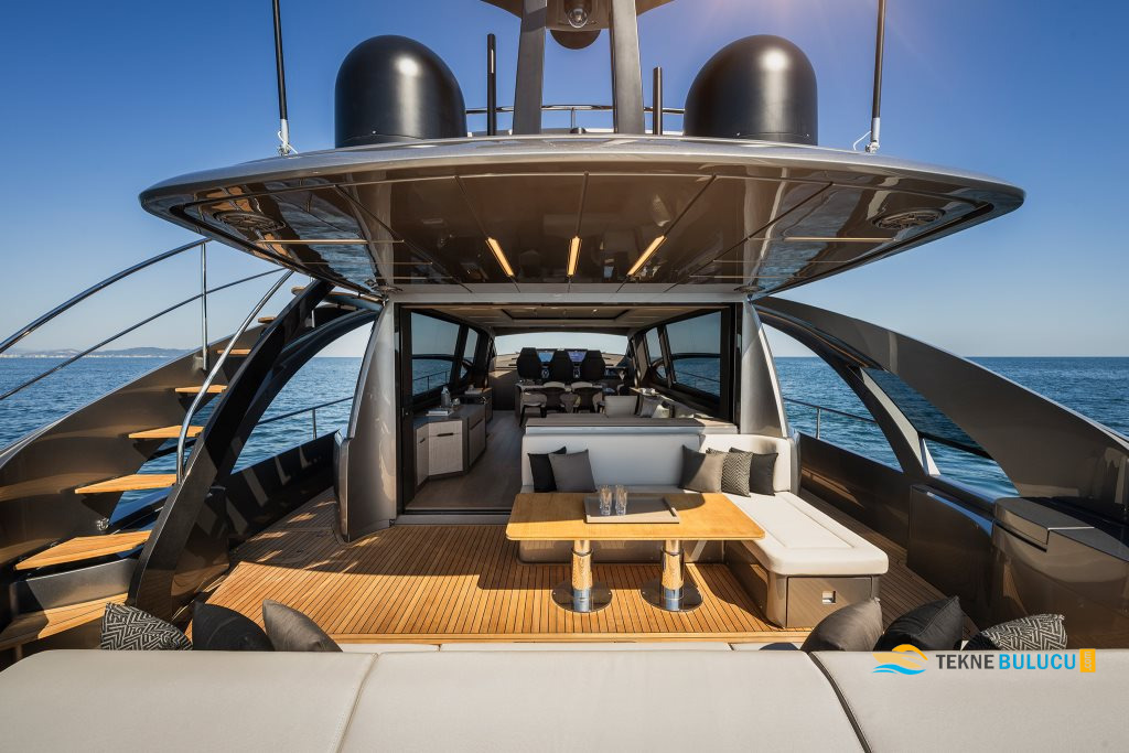 Pershing 8X 2021 iç mekan 2