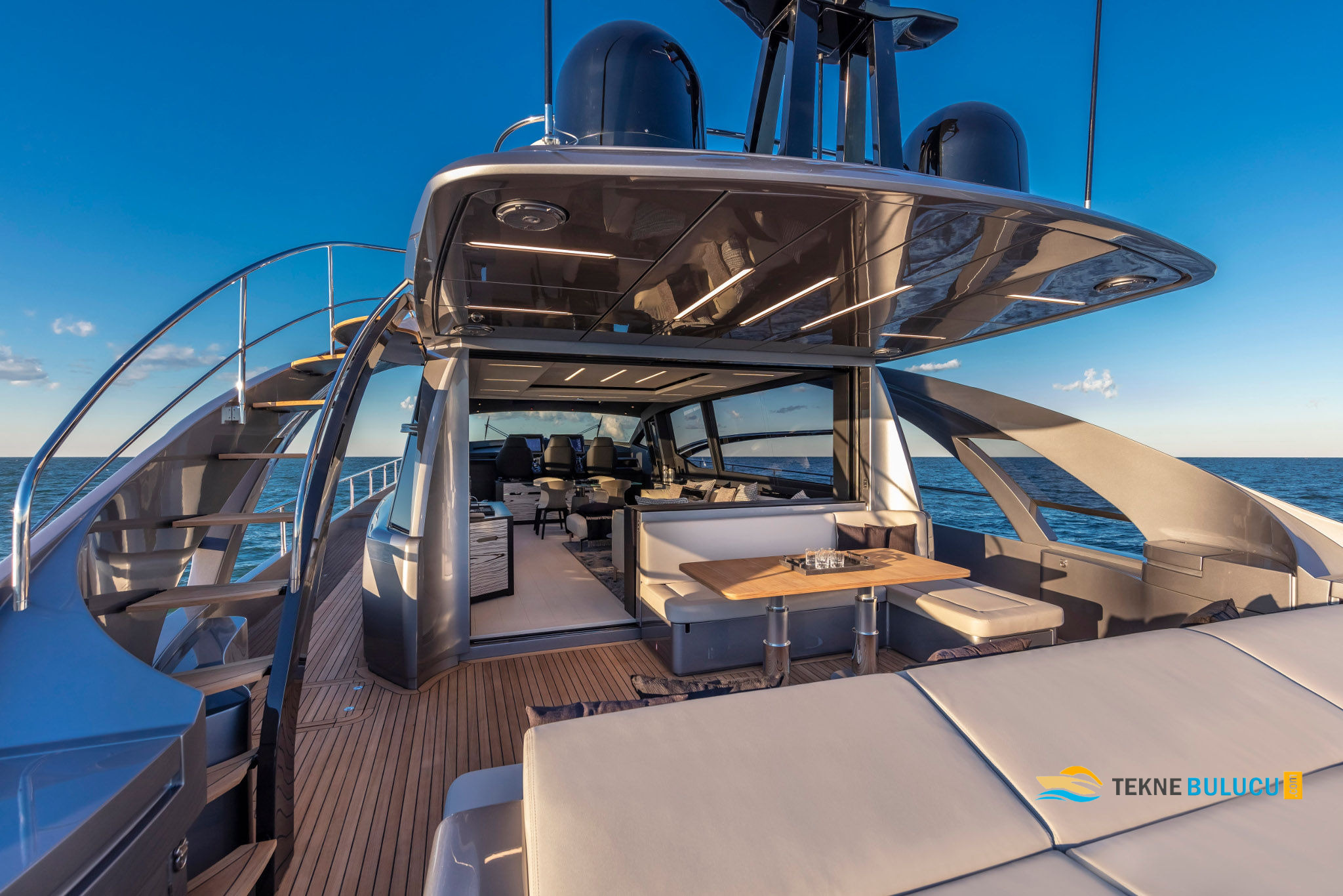 Pershing 8X 2025 iç mekan 2