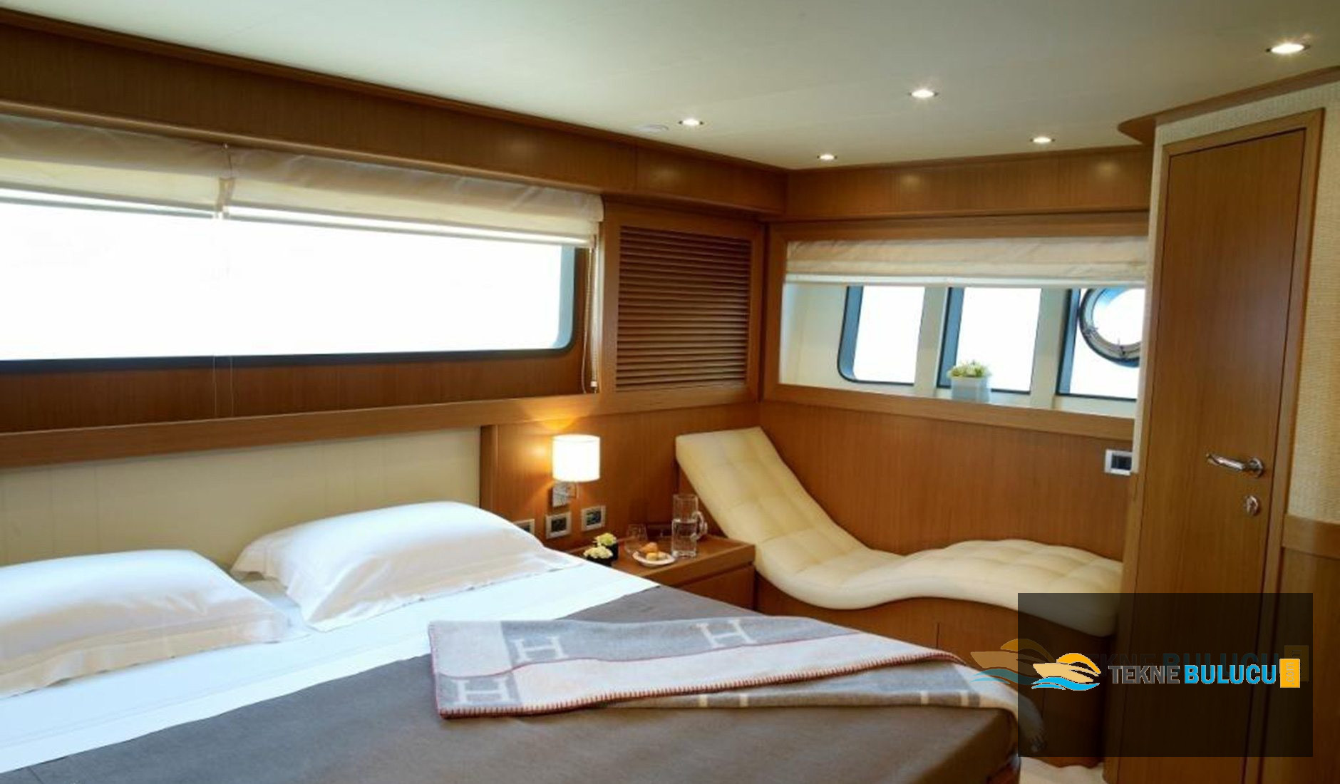 Ferretti Altura 840 2011 iç mekan 3
