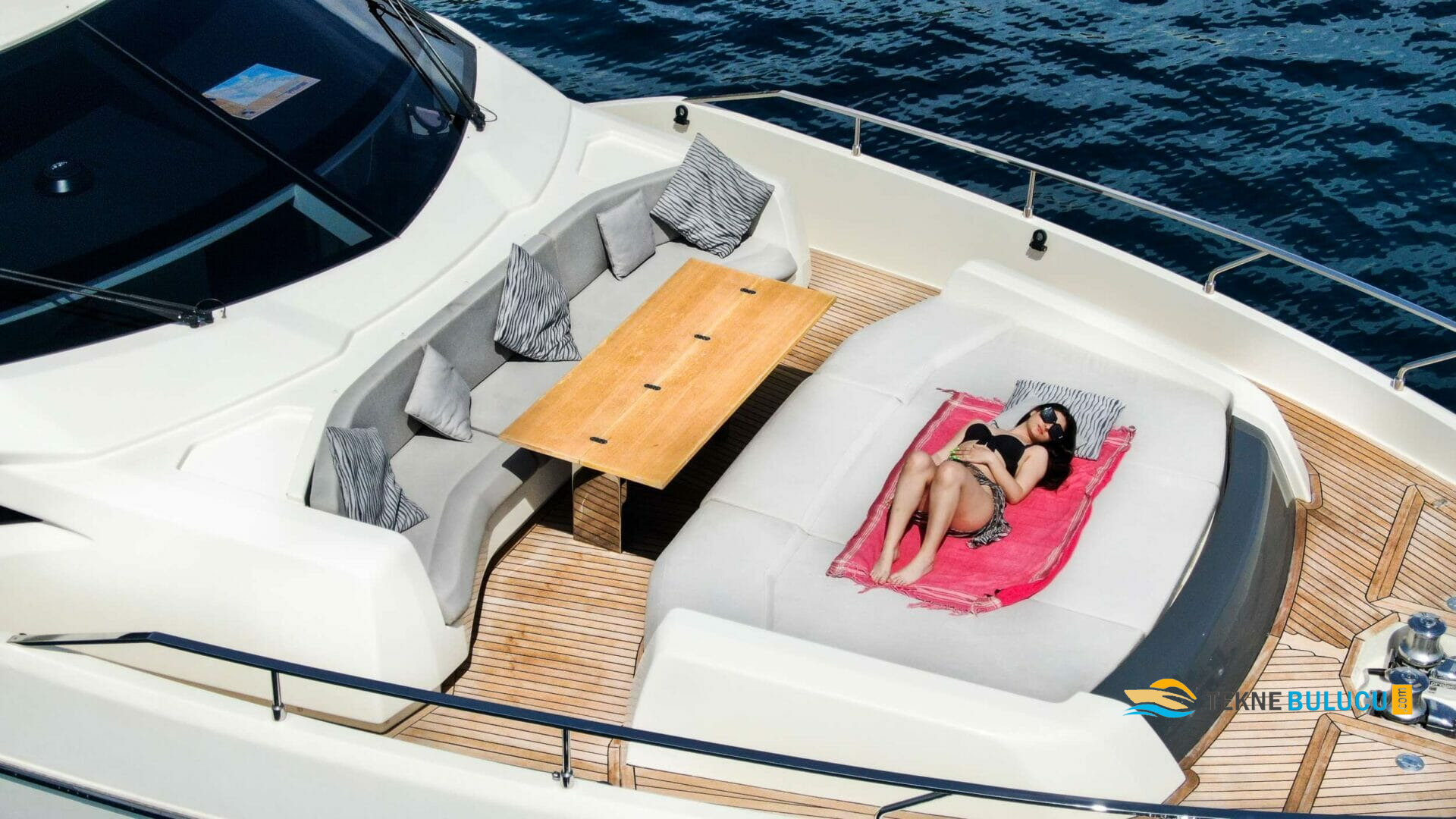 Ferretti 850 2017 iç mekan 1