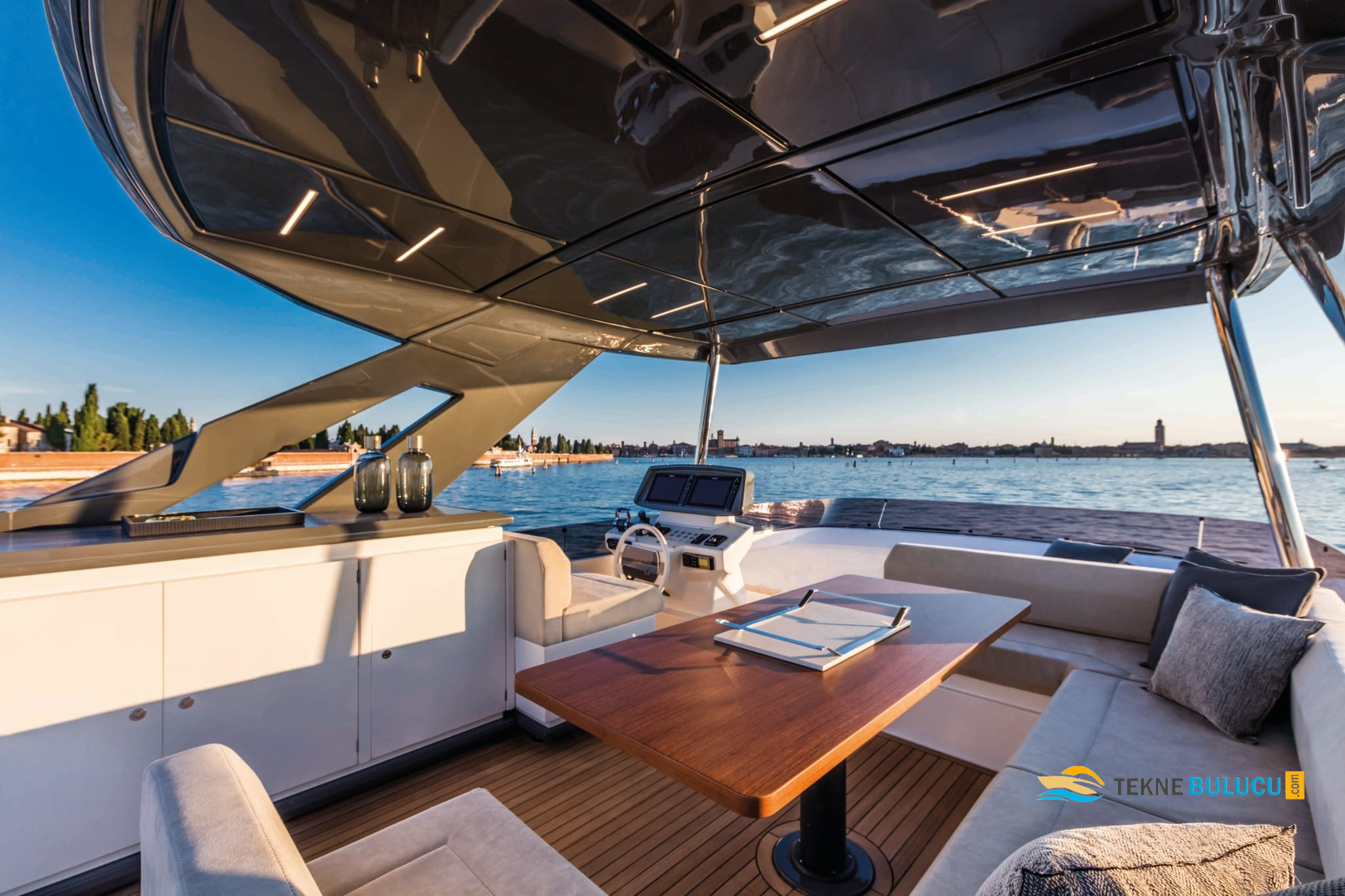 Ferretti 670 2019 iç mekan 2