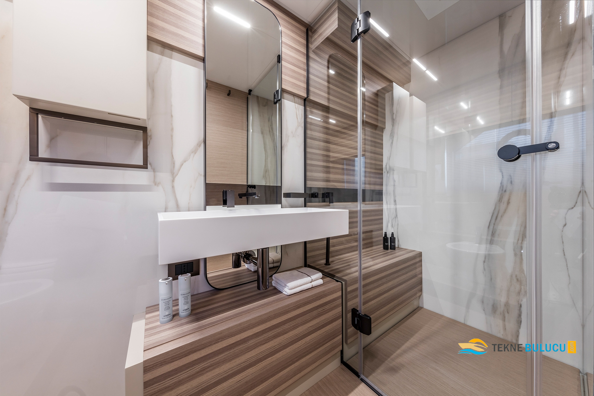 Ferretti 670 2020 iç mekan 2