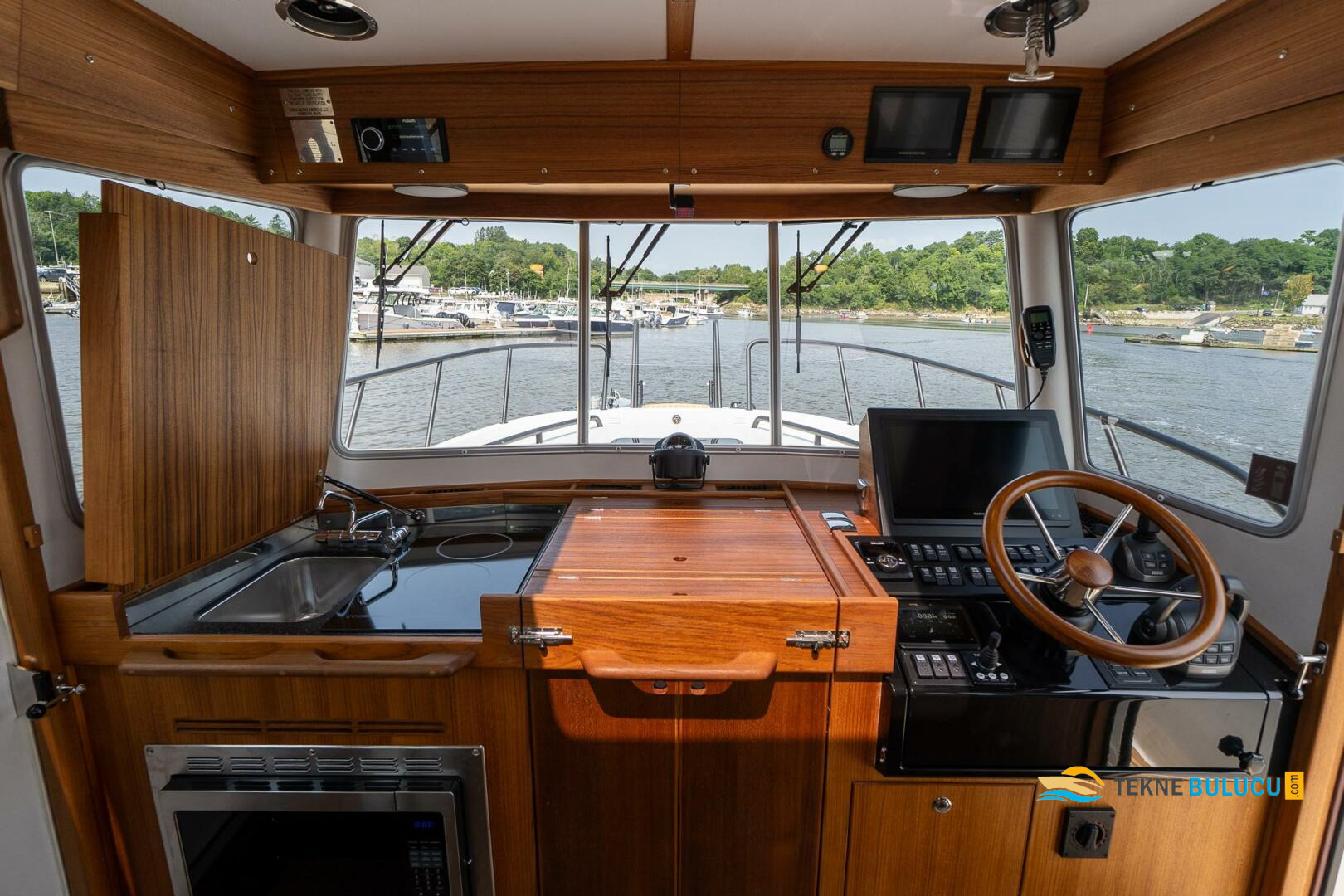Azimut 32 Targa 1977 iç mekan 2