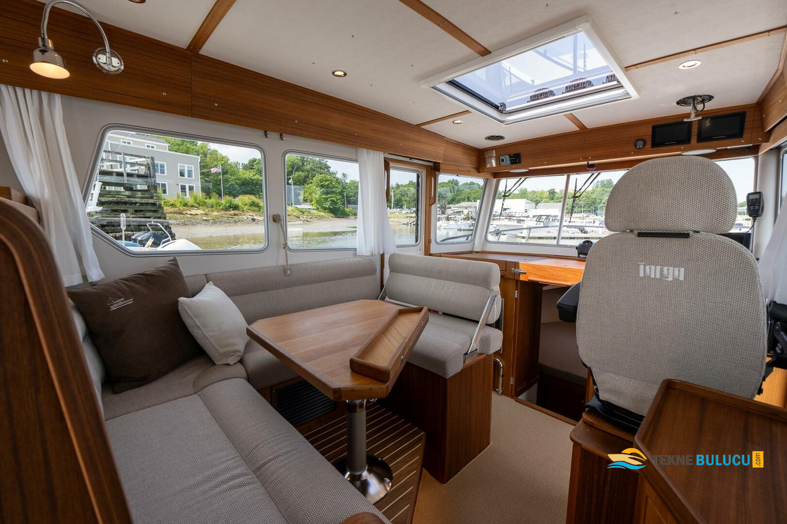 Azimut 32 Targa 1979 iç mekan 2