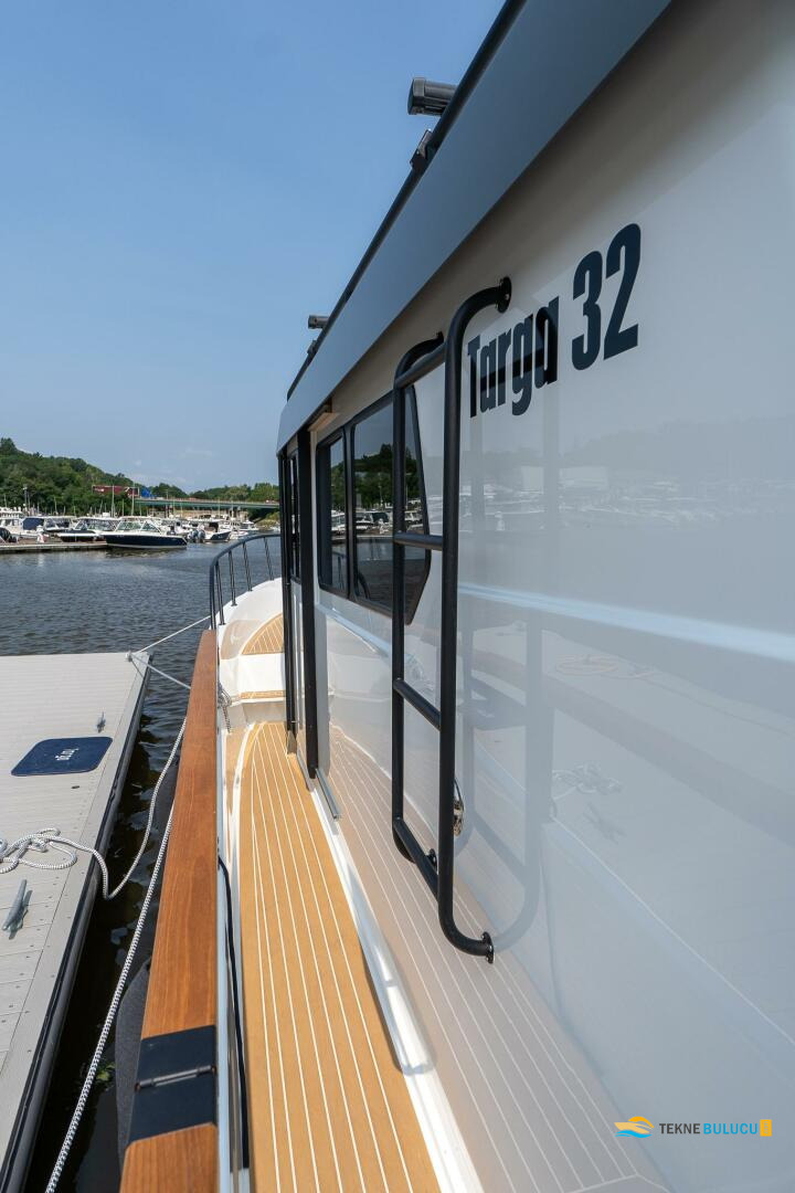 Azimut 32 Targa 1982 iç mekan 2