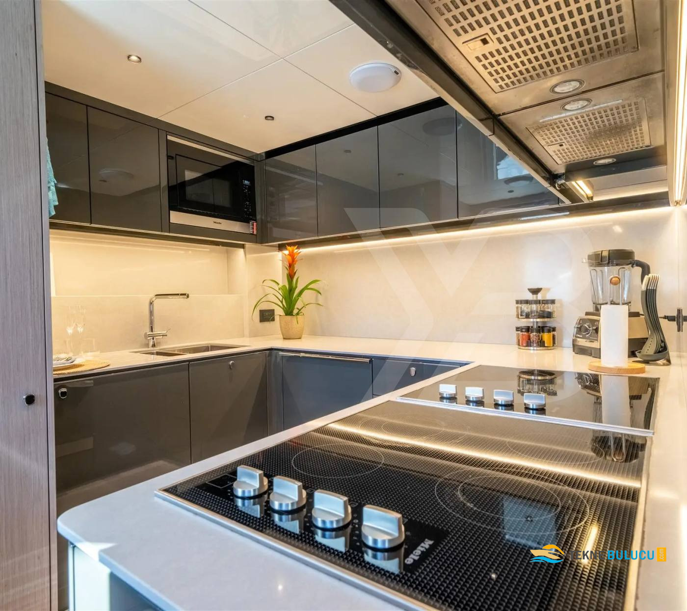 Sunseeker 100 Yacht 2022 Model iç mekan 2