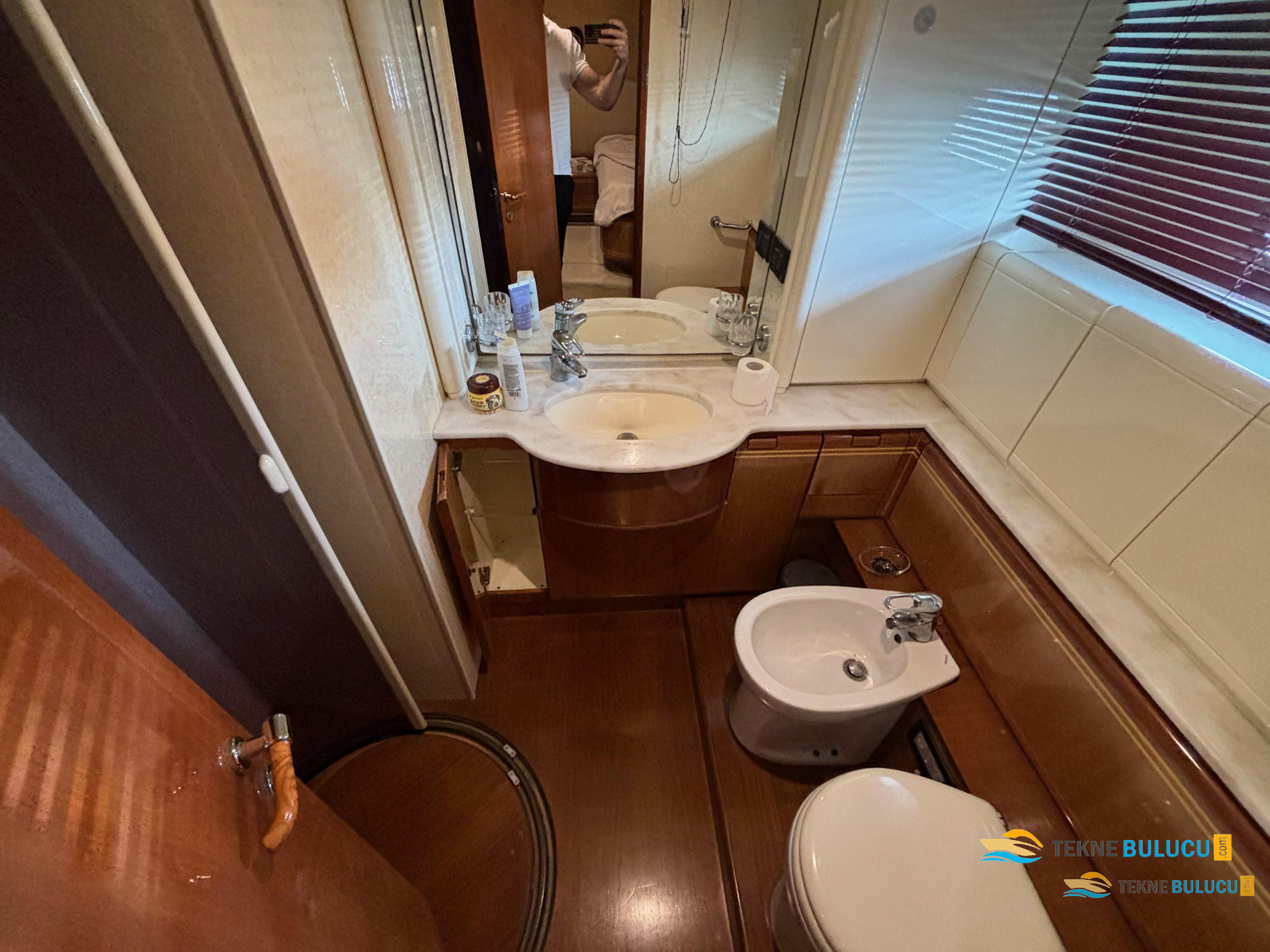 Ferretti 80 RPH 1999 iç mekan 3