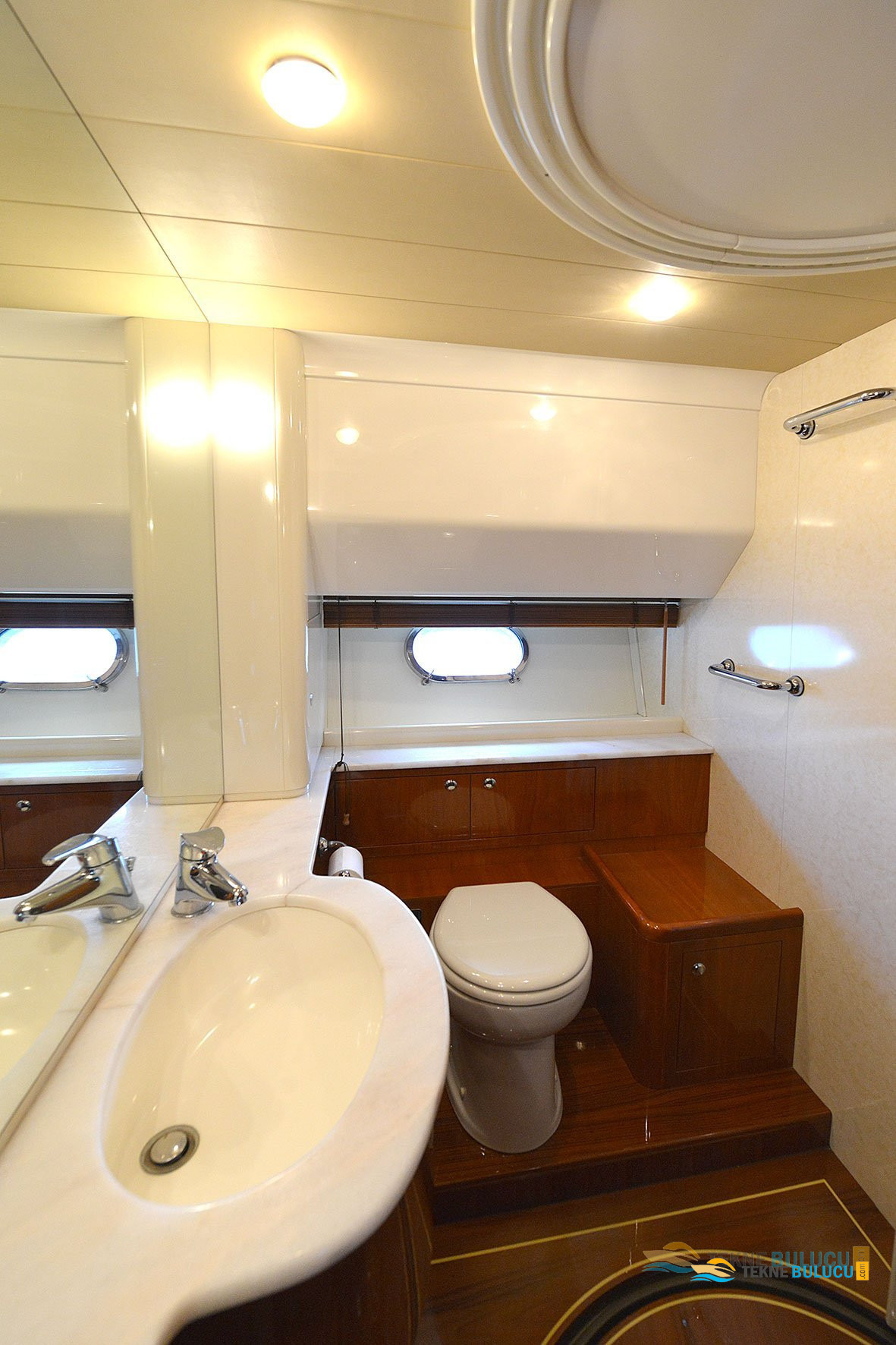 Ferretti 68 2000 iç mekan 1