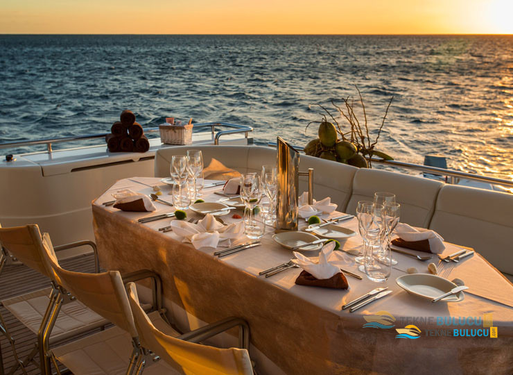 Ferretti 810 2002 iç mekan 1