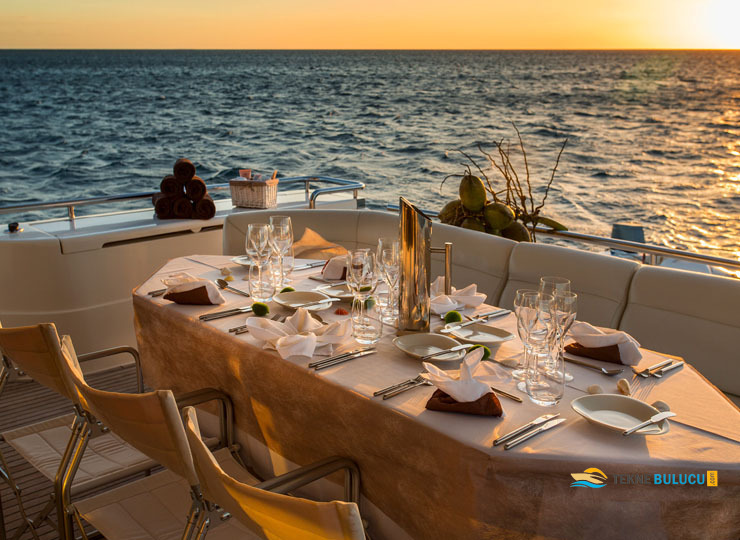 Ferretti 810 2005 iç mekan 1