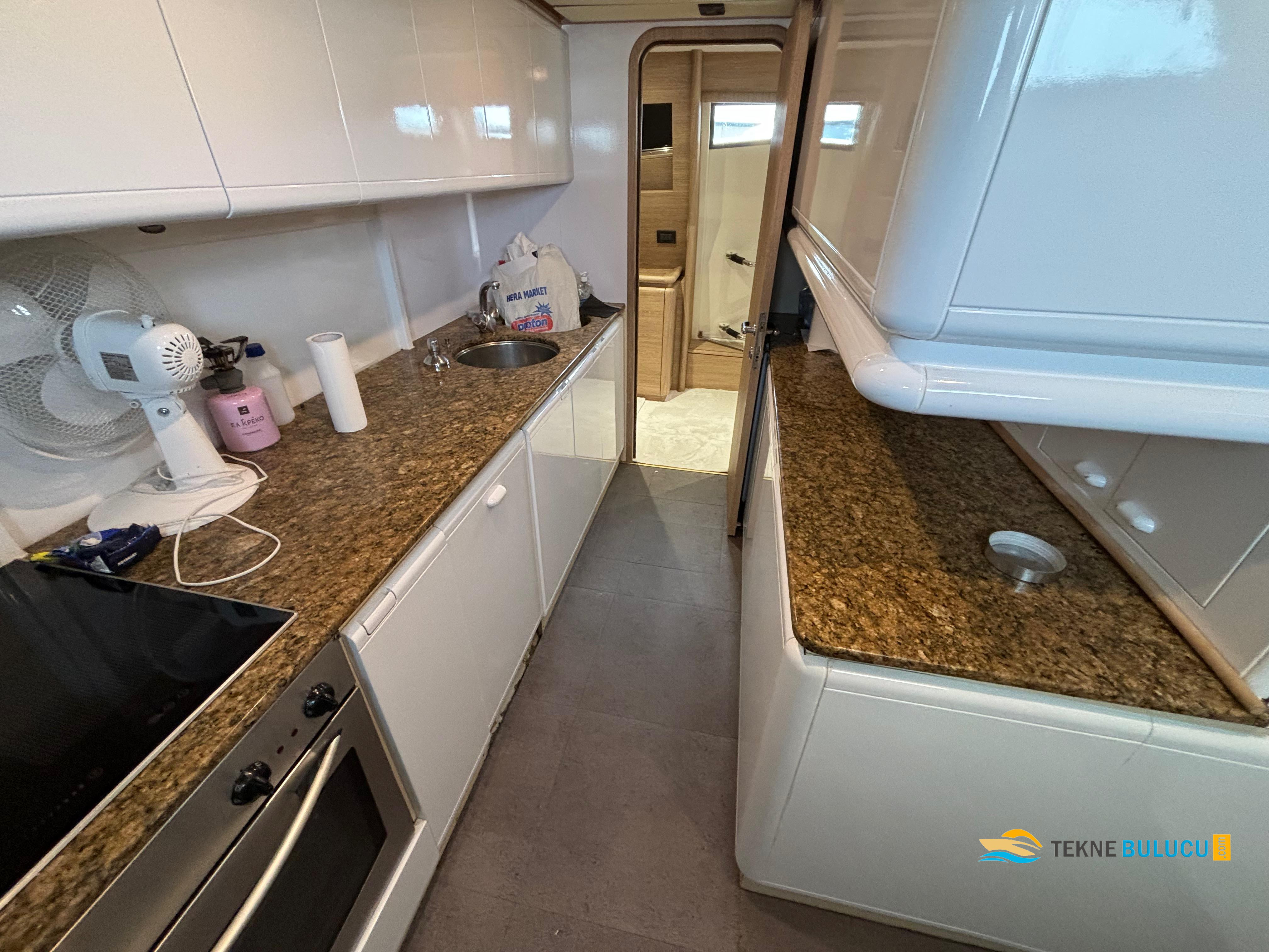Ferretti 810 RPH 2002 iç mekan 2