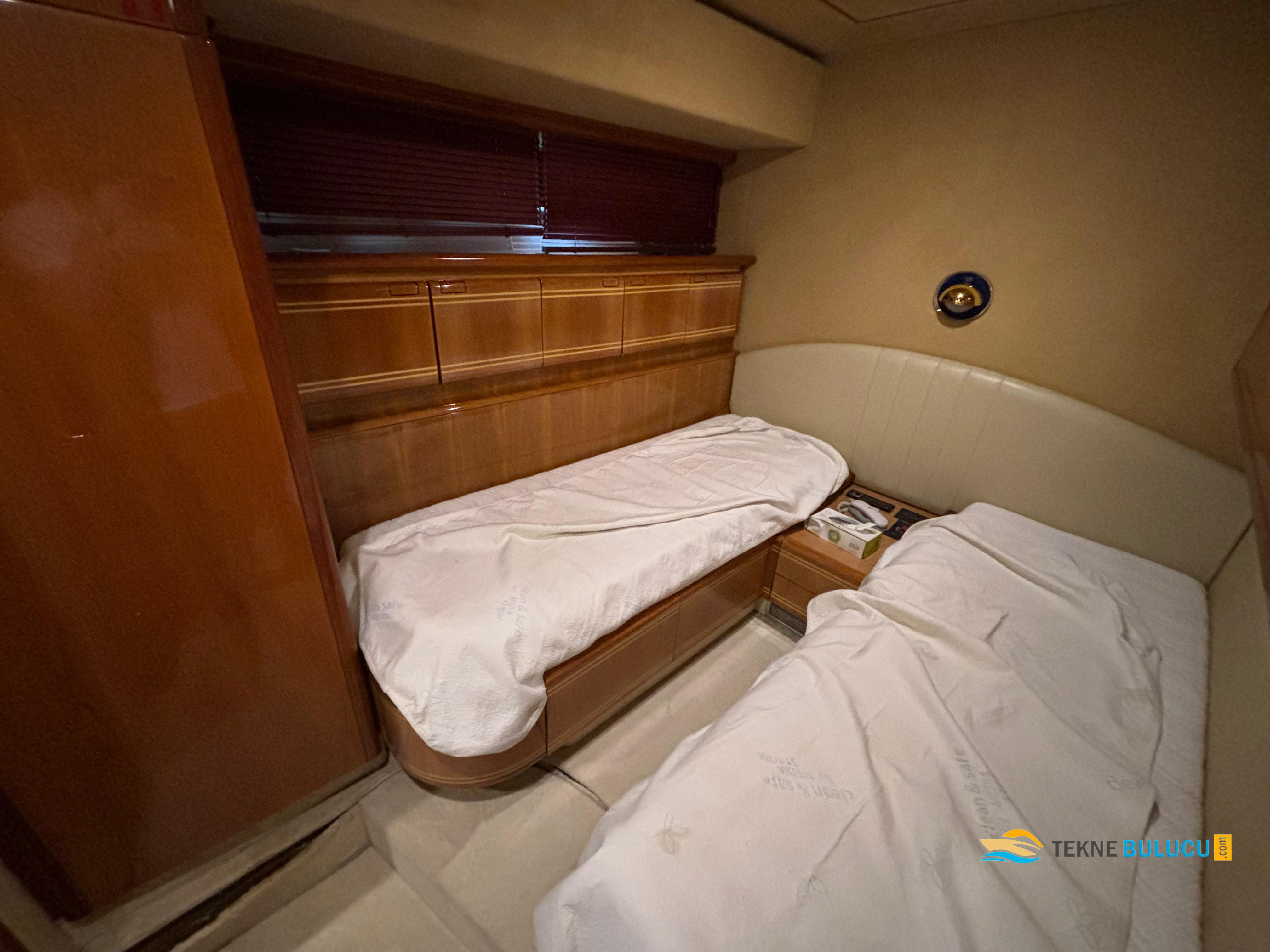 Ferretti 810 RPH 2003 iç mekan 2