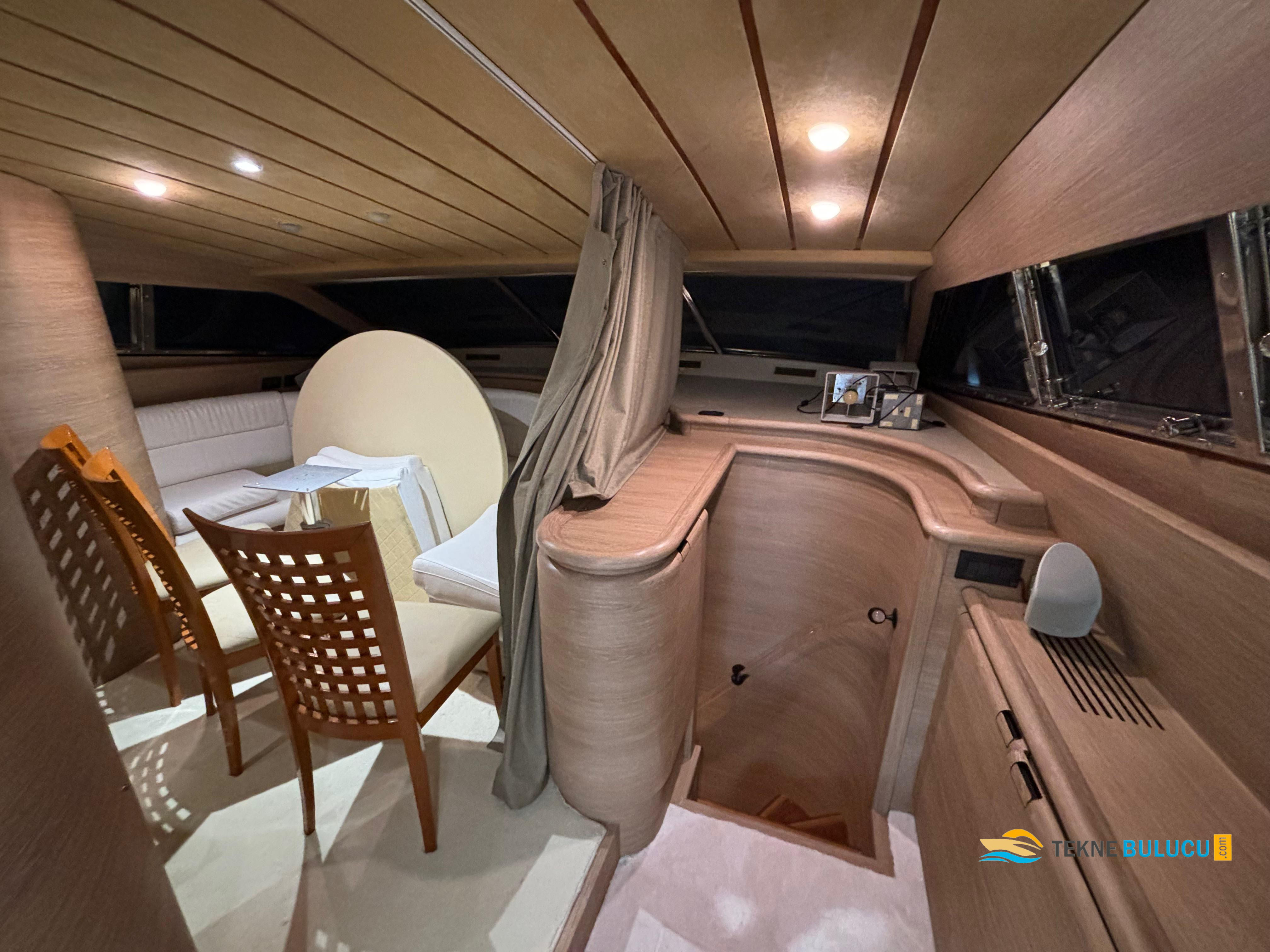 Ferretti 810 RPH 2003 iç mekan 3