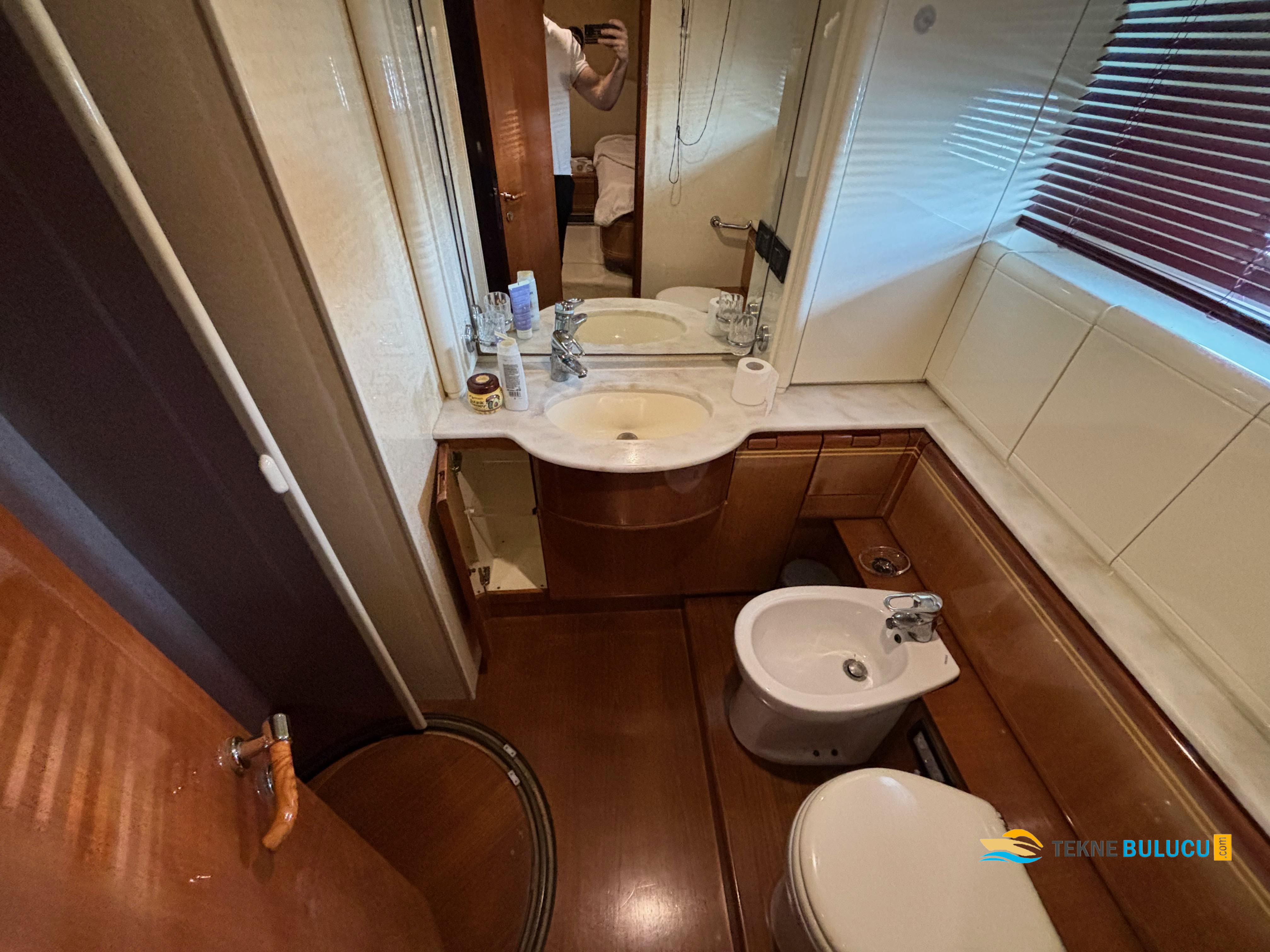 Ferretti 810 RPH 2004 iç mekan 2