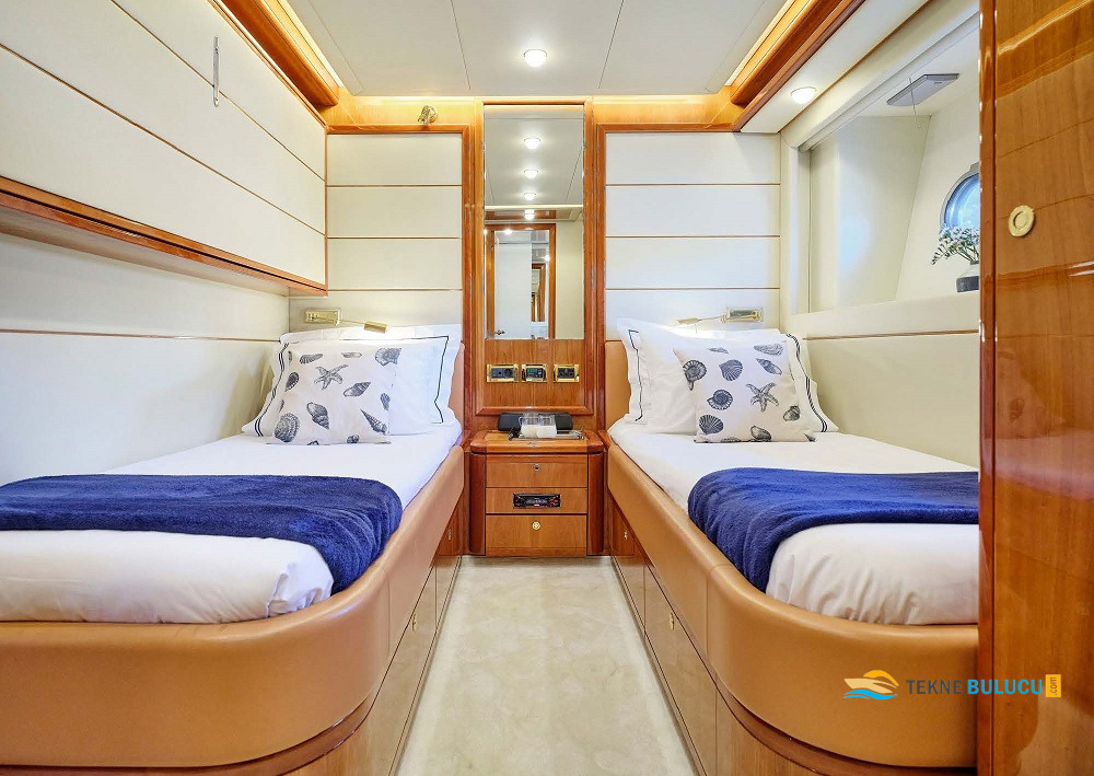 Ferretti 880 2003 iç mekan 2
