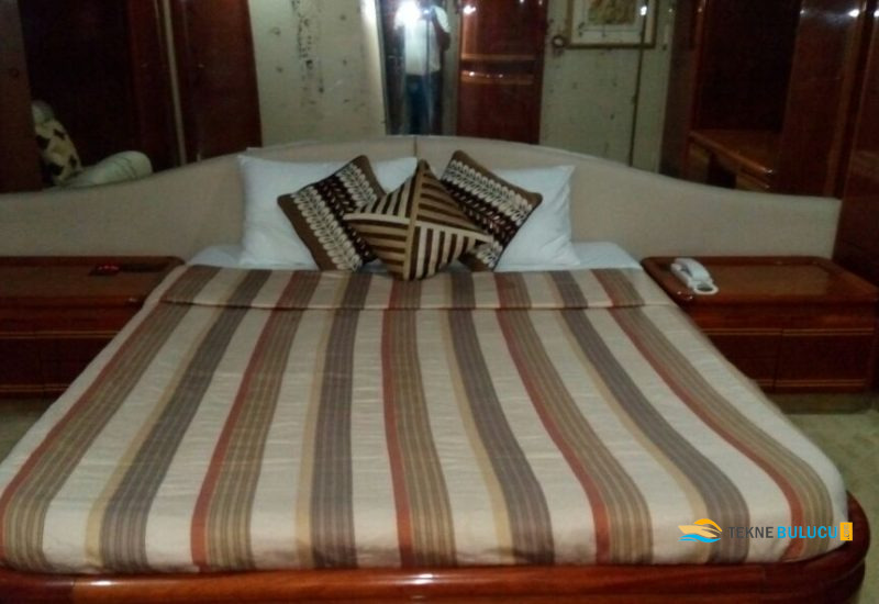 Ferretti 880 2003 iç mekan 3