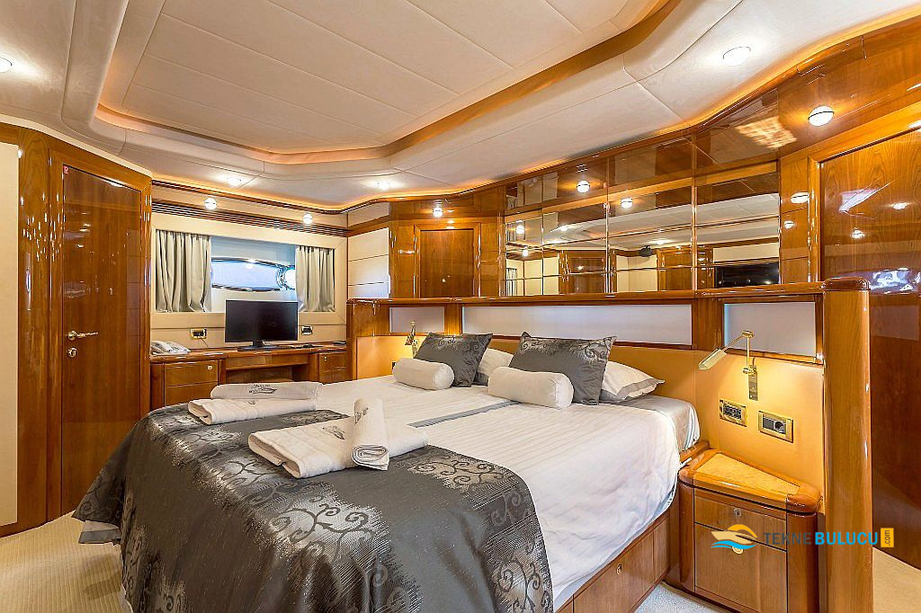 Ferretti 880 2006 iç mekan 1