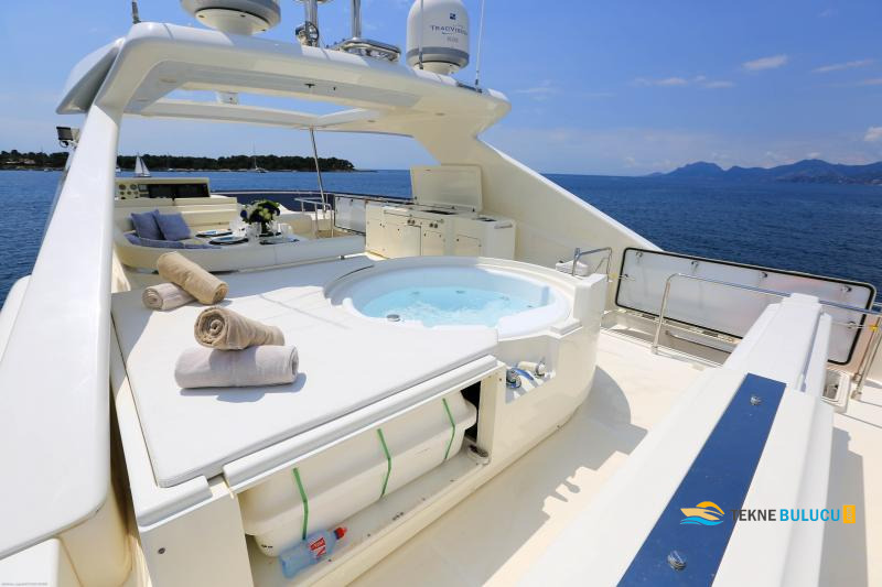 Ferretti 830 2010 iç mekan 3
